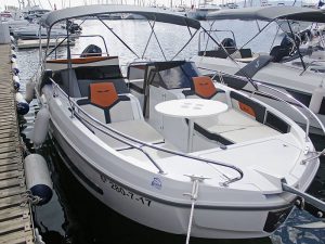 Renting of motorized boat Flyer 7 – Sportdeck in Barcelona | Sailing BCN